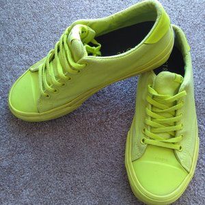 Skateboarding shoes